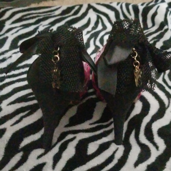 Rockin Betty's heels - Picture 2 of 3